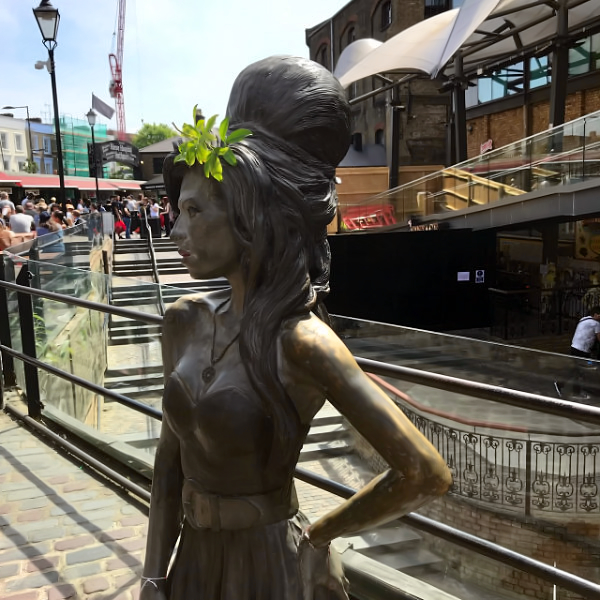 Amy Winehouse Statue